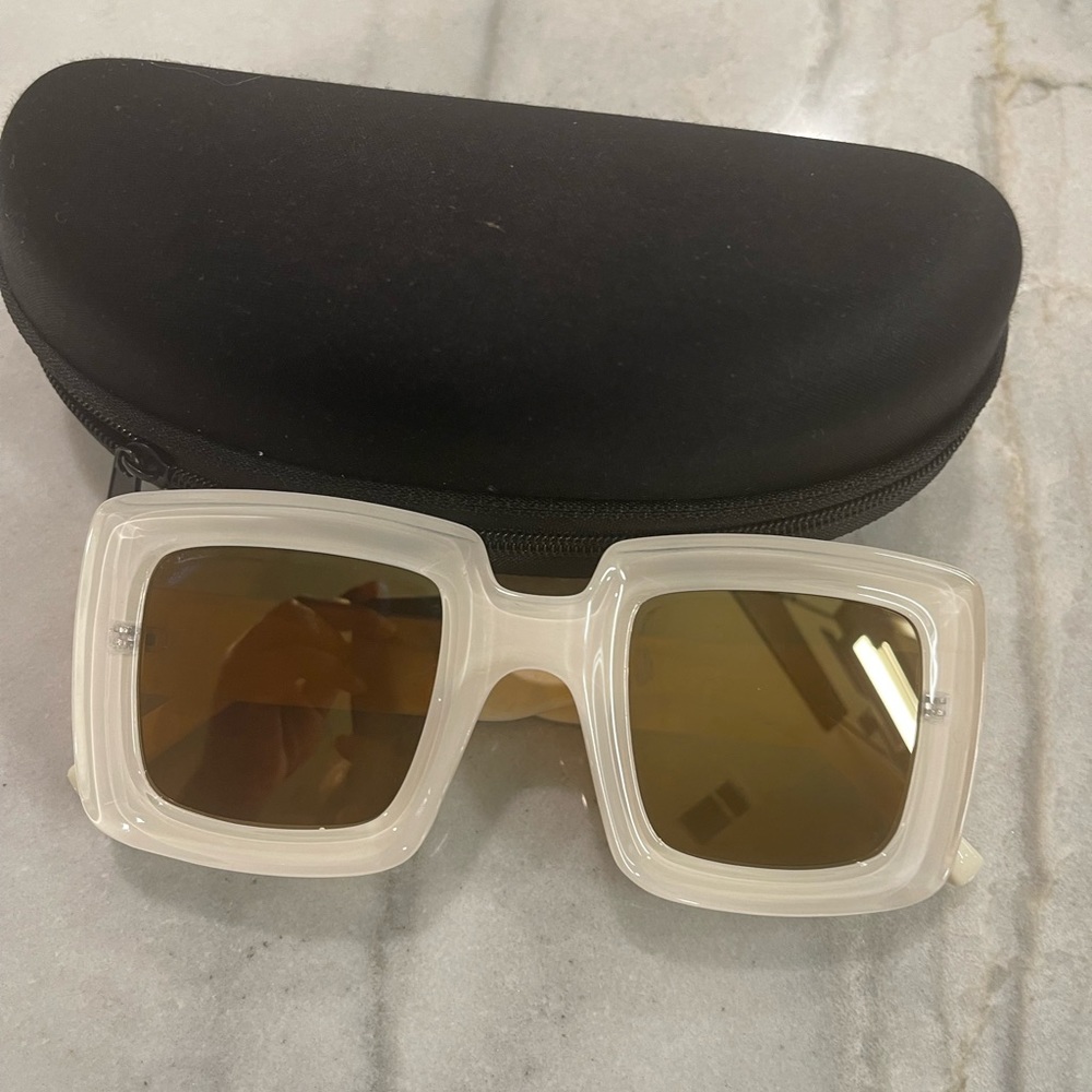 Clear Acrylic frame sunglasses New with case - Picture 2 of 4